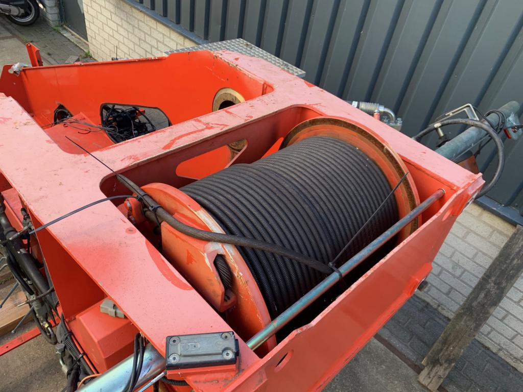 Grove GMK 3050-1 Winches