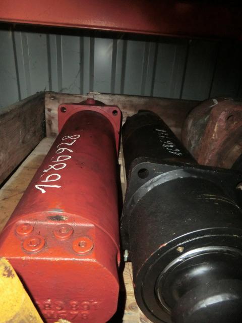 1686928 Krupp KMK  OUTRIGGER CYLINDER