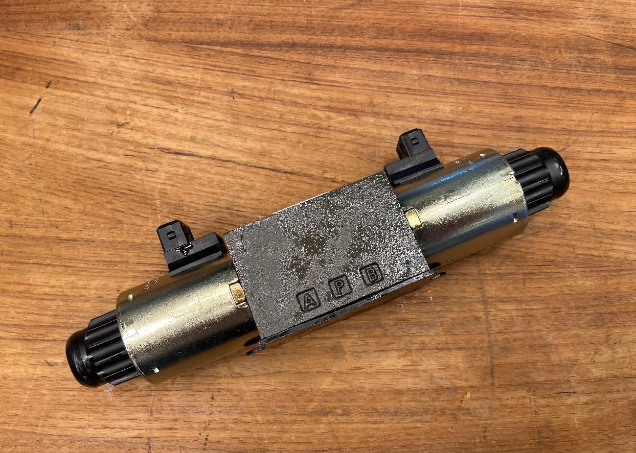 3137558 Grove GMK 4/3-WAY VALVE