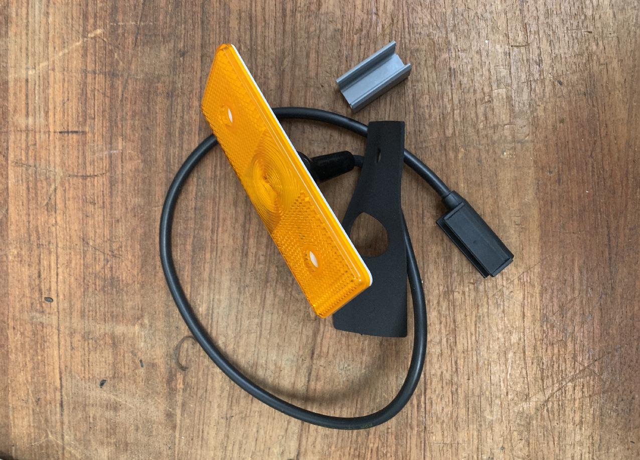 3323568 Grove GMK 3050-1 SIDE MARKER LAMP (LED, YELLOW) 